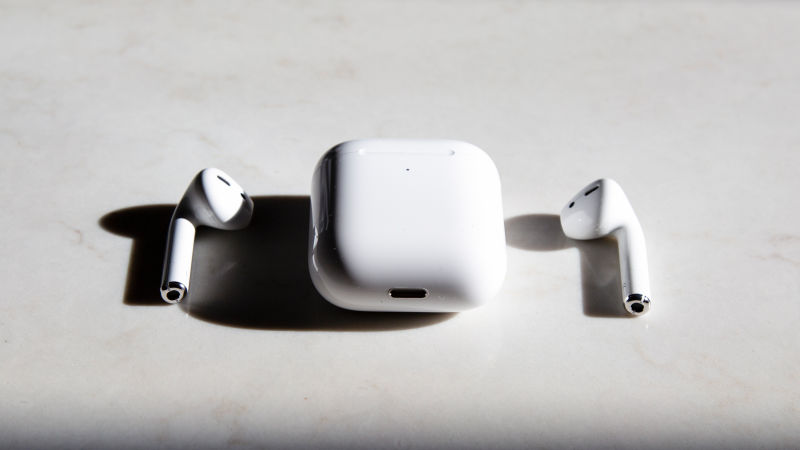 La única otra diferencia en el estuche inalámbrico es que la luz de la batería ha cambiado de sitio para que puedas ver cuándo se están cargando si están sobre una base de carga inalámbrica.Foto: Adam Clark Estes (Gizmodo)